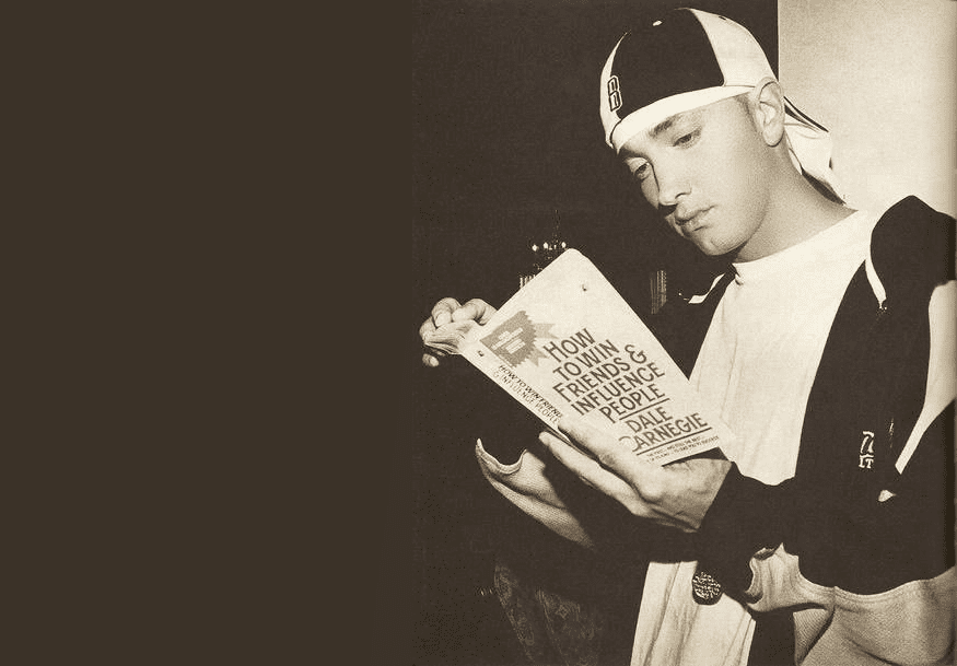 Eminem lendo Como Fazer Amigos e Influenciar Pessoas